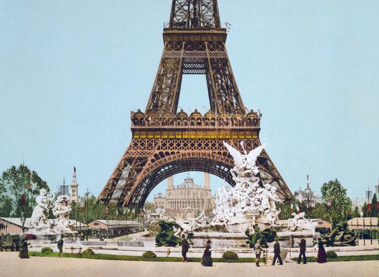 La Tour Eiffel : De la Critique à l'Emblème - L'iconique Monument