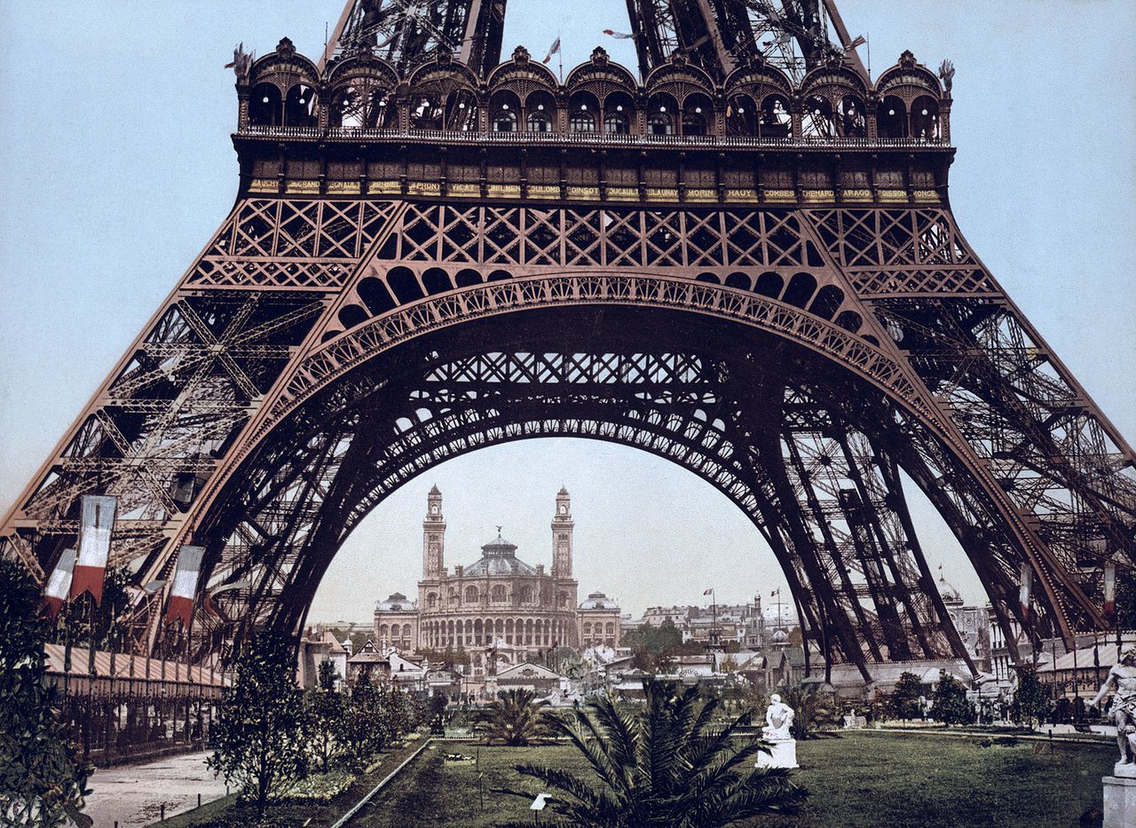 La Tour Eiffel : De la Critique à l'Emblème - L'iconique Monument