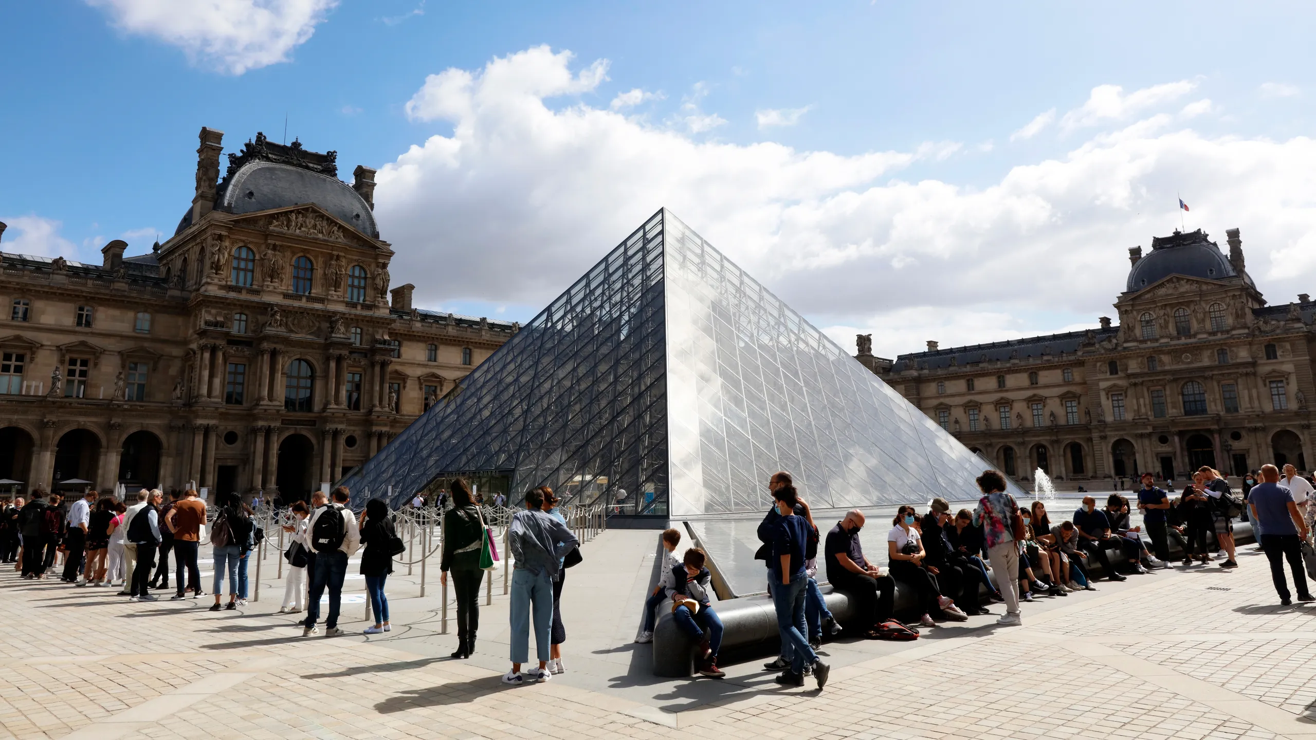 Le Louvre de Paris : Joyau Mondial des Arts - La Maison de la Célèbre Joconde de Léonard de Vinci